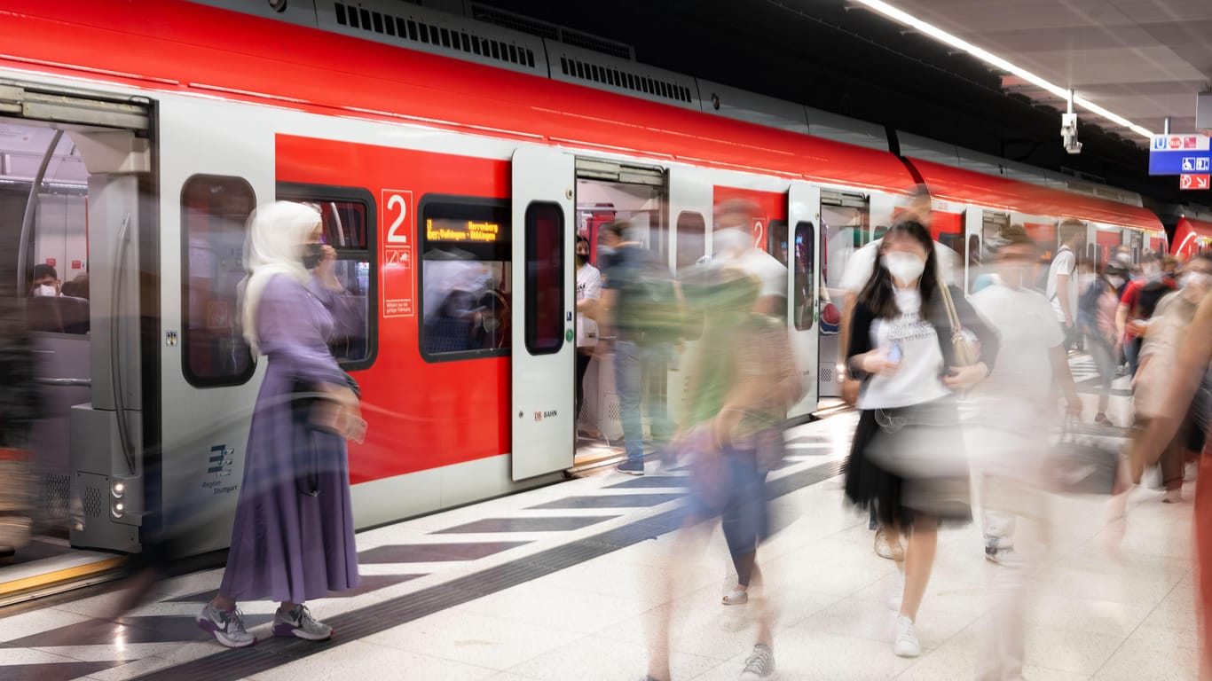 Menschen steigen am Stuttgarter Hauptbahnhof in die S-Bahn (Archiv): Hier kam es laut Polizei zu dem sexuellen Übergriff.
