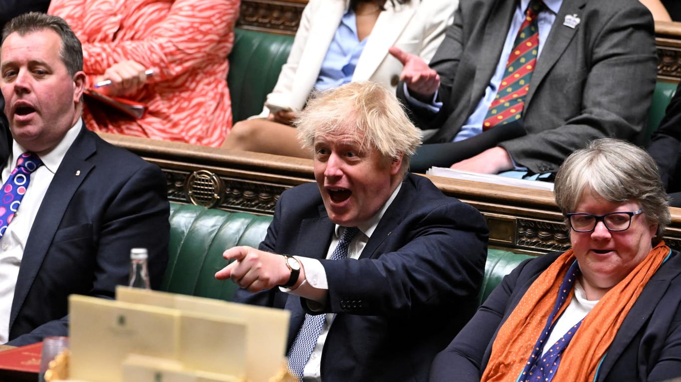 Premier Boris Johnson im Parlament: Nach Kritik an seiner Person zeigte er schnell mit dem Finger auf andere.