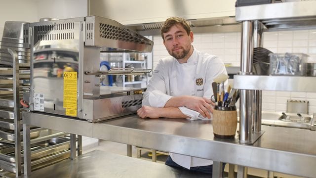 Tim Sillack, Küchenchef und Inhaber vom renovierten Cavalierhaus im Fürst-Pückler-Park Branitz, steht in seiner Küche.