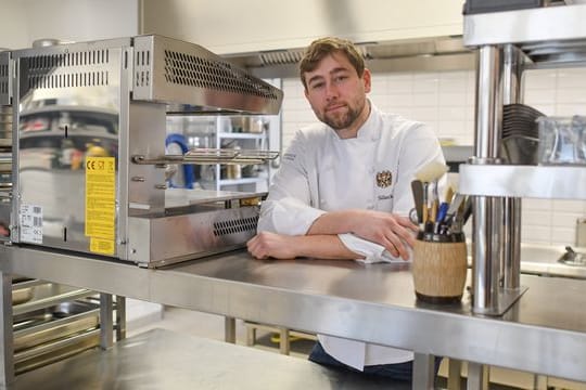 Tim Sillack, Küchenchef und Inhaber vom renovierten Cavalierhaus im Fürst-Pückler-Park Branitz, steht in seiner Küche.