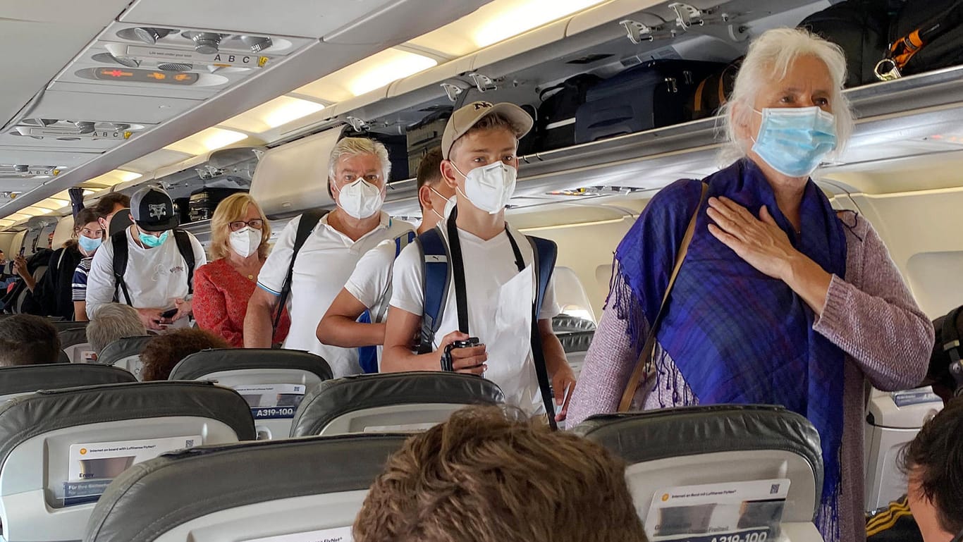 Passagiere an Bord einer Lufthansa-Maschine (Archivbild): Die Airline schätzt es als Sicherheitsrisiko ein, die Maskenpflicht weiter durchzusetzen.