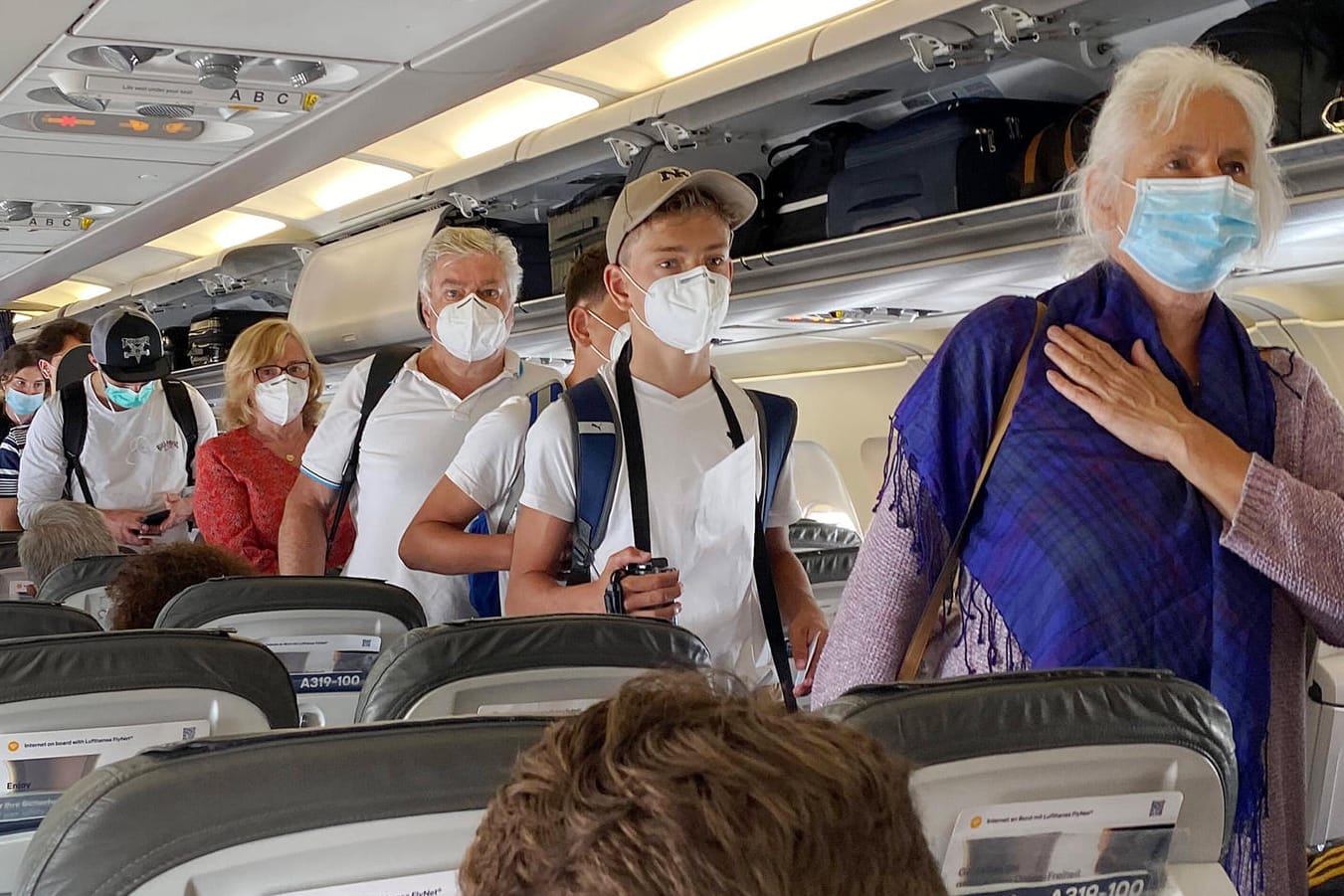 Passagiere an Bord einer Lufthansa-Maschine (Archivbild): Die Airline schätzt es als Sicherheitsrisiko ein, die Maskenpflicht weiter durchzusetzen.