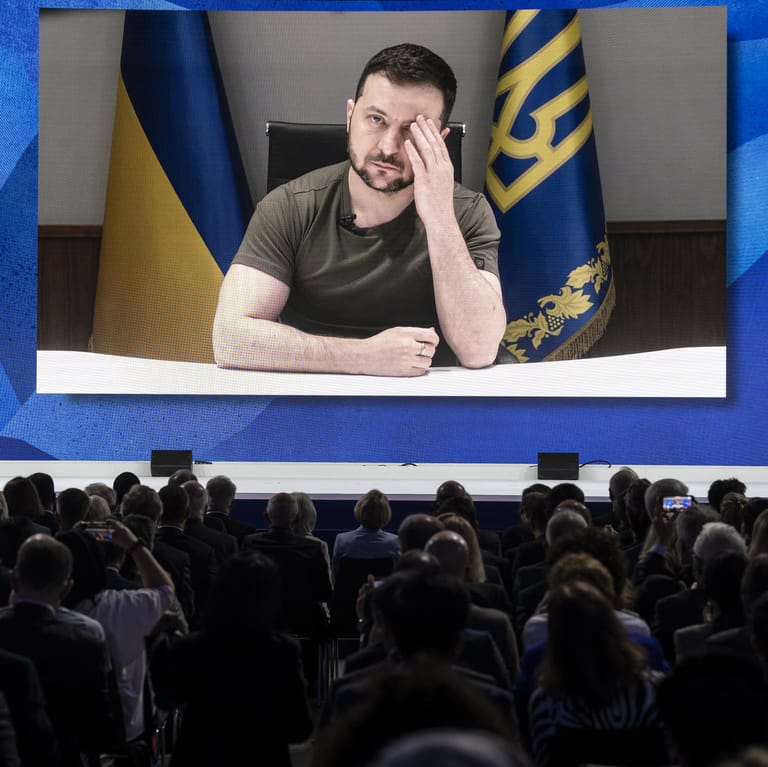 Der ukrainische Präsident Wolodymyr Selenskyj spricht beim Weltwirtschaftsforum in Davos: Eine Karikatur dieser Szene sorgt für Aufregung.