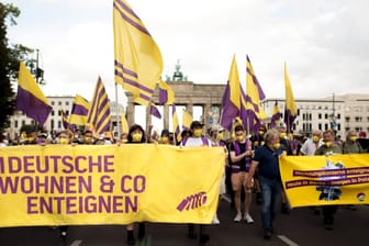 Demo der Initiative "Deutsche Wohnen und Co. enteignen" (Archivbild): Die neue Forderung richtet sich an Energiekonzerne.