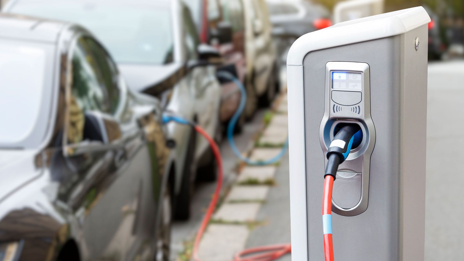 E-Autos sind bei Verbrauchern immer beliebter, das hat auch die Autoindustrie erkannt und entsprechend reagiert – für eine sauberere und für die Unternehmen wachstumsstarke Zukunft.