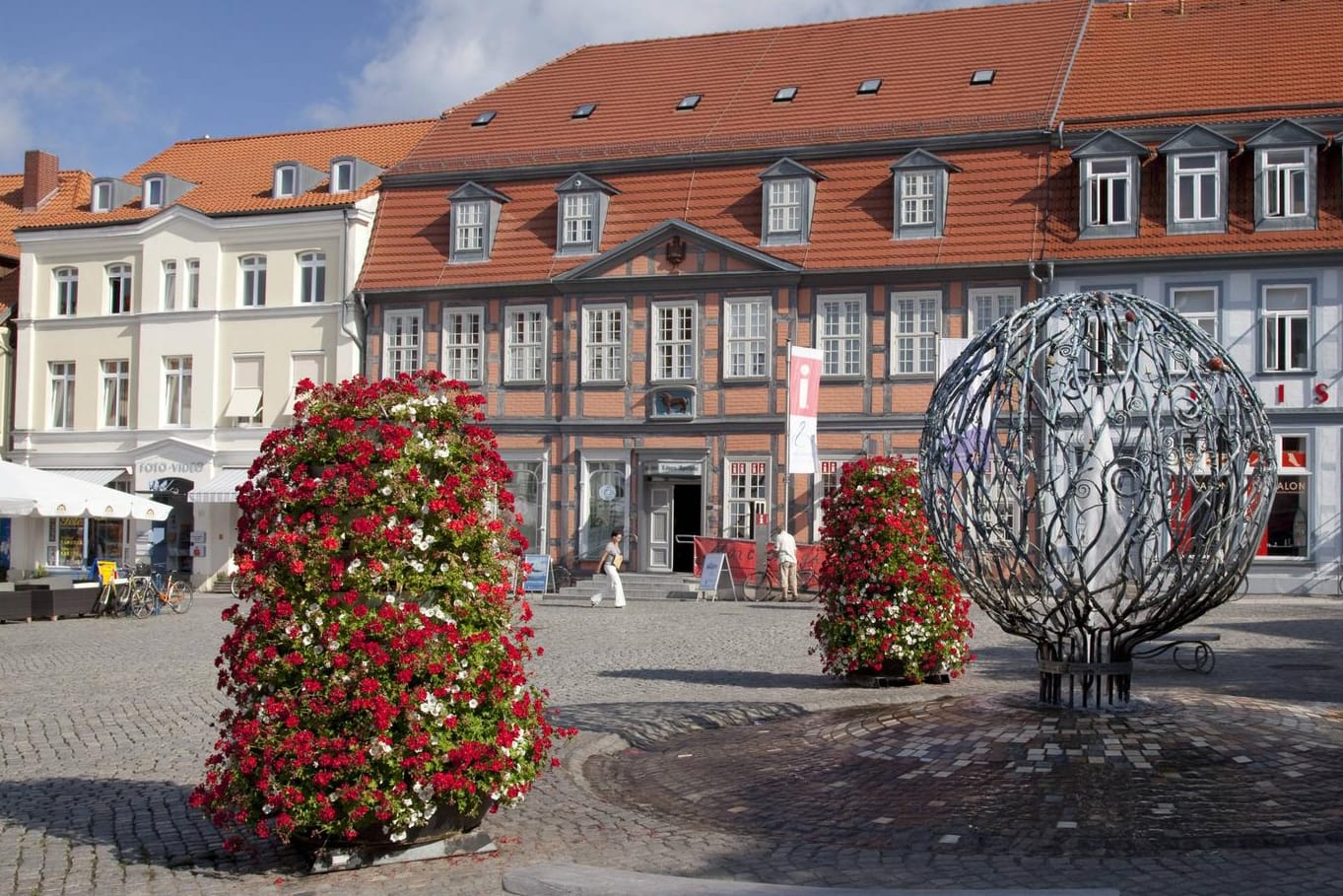 Der Marktplatz von Waren (Archivbild): Hier attackierte ein Mann am Freitag Passanten mit einem Schwert.