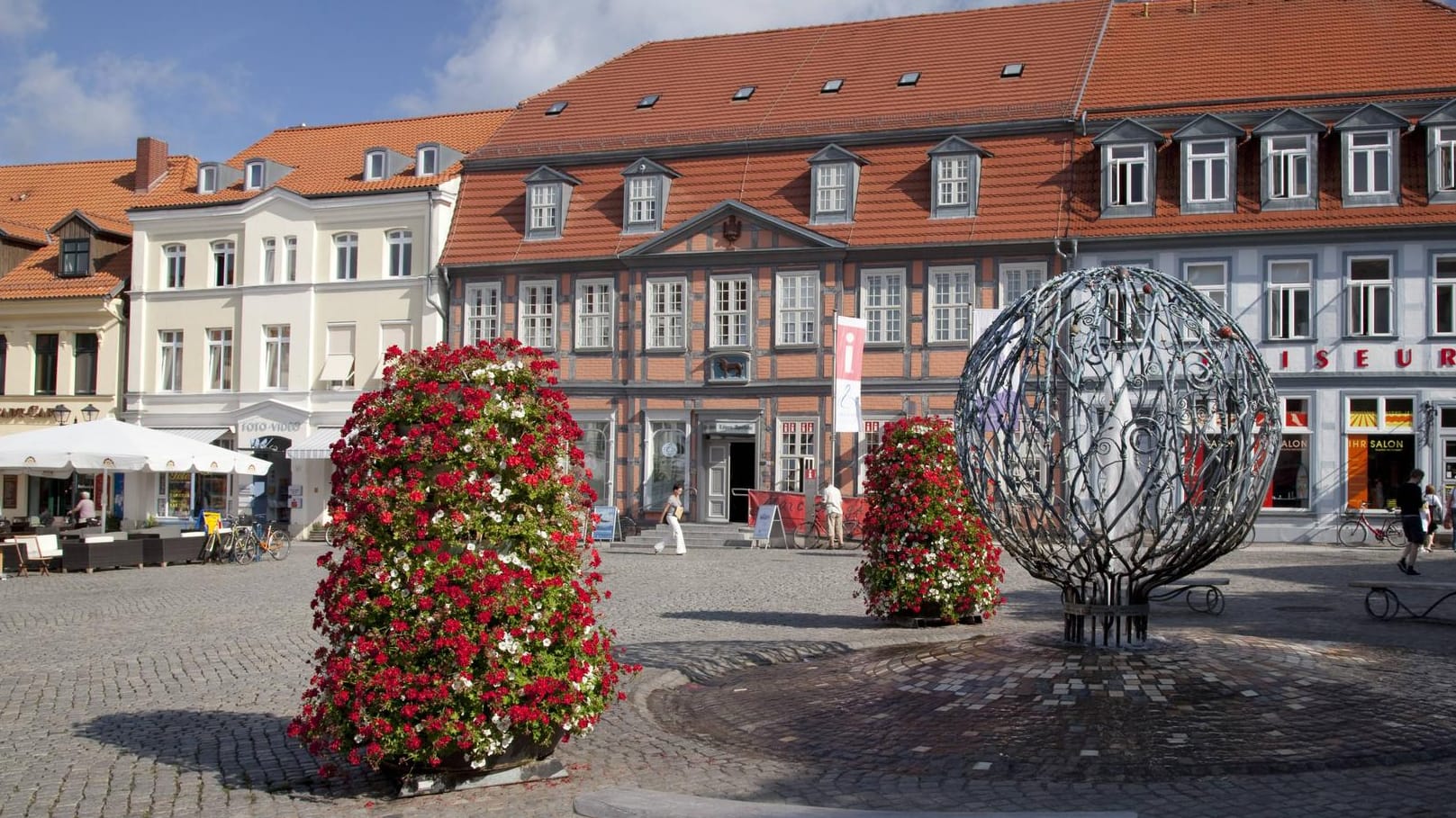 Der Marktplatz von Waren (Archivbild): Hier attackierte ein Mann am Freitag Passanten mit einem Schwert.