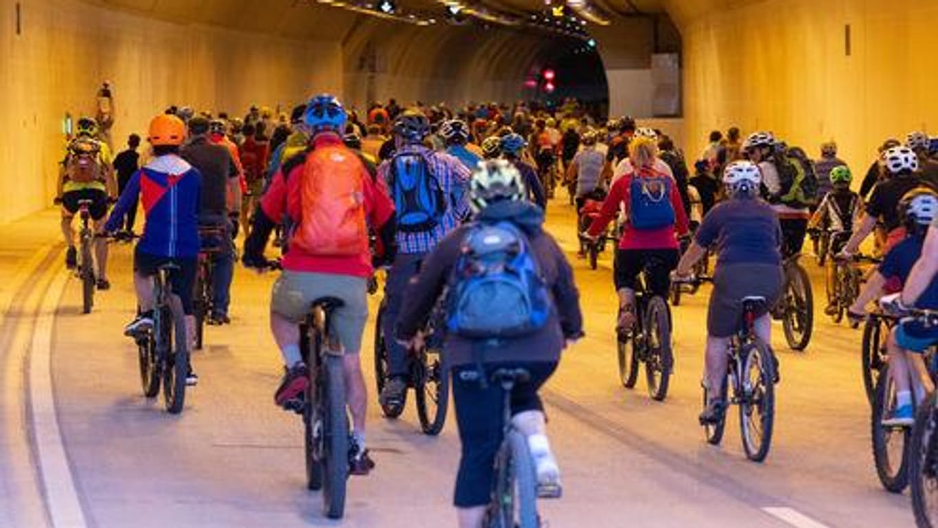 Viele Fahrradfahrer befahren nach der Eröffnung den Oberau-Tunnel (Archivbild): Das Großprojekt wurde durch den ehemaligen CSU-Verkehrsminister Dobrindt ermöglicht.