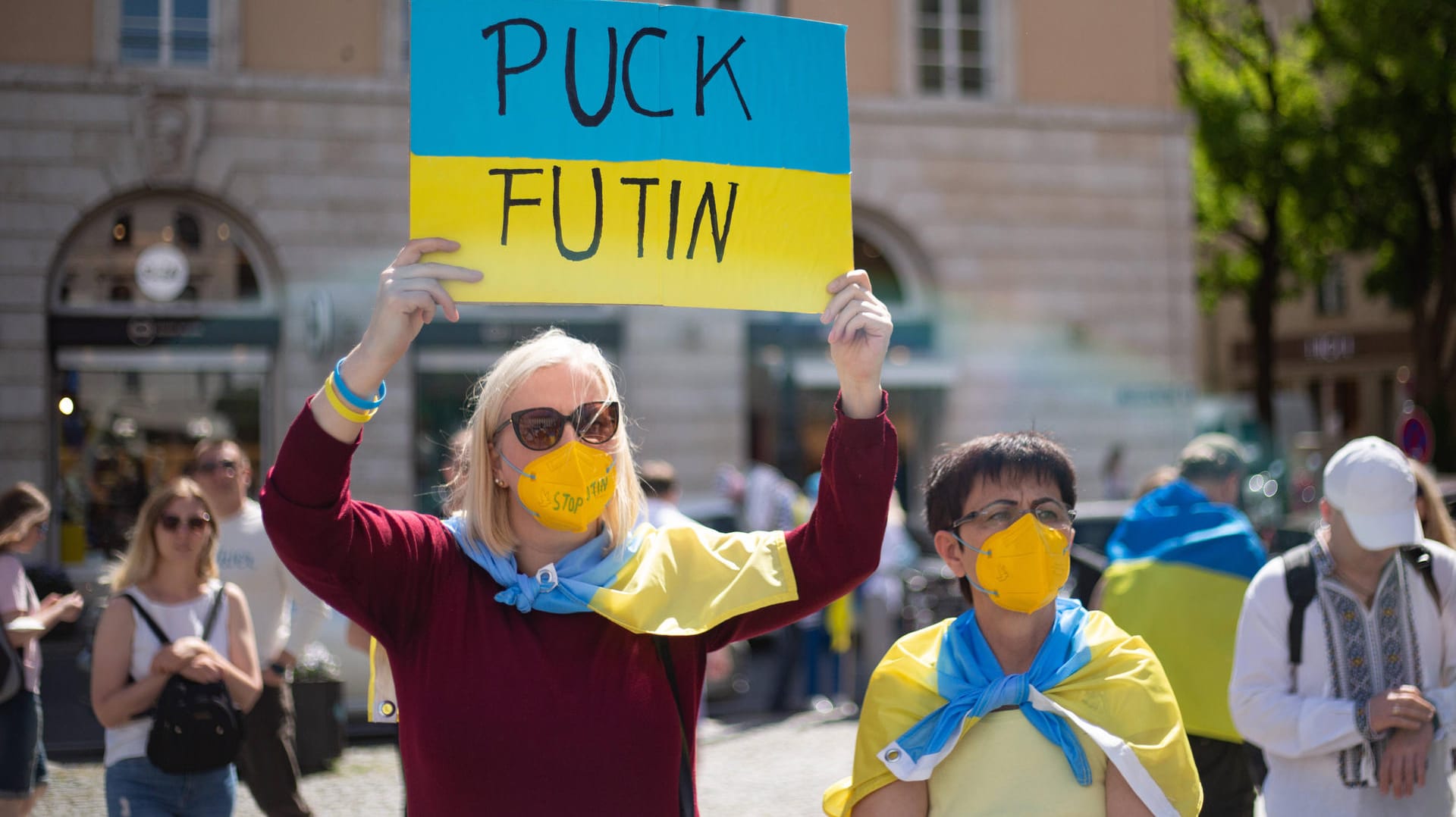 Anti-Kriegs-Demo in München (Symbolbild): Mit Sanktionen gegen Russland versucht der Westen, das Kriegstreiben Putins aufzuhalten.