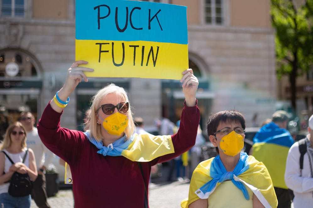 Anti-Kriegs-Demo in München (Symbolbild): Mit Sanktionen gegen Russland versucht der Westen, das Kriegstreiben Putins aufzuhalten.