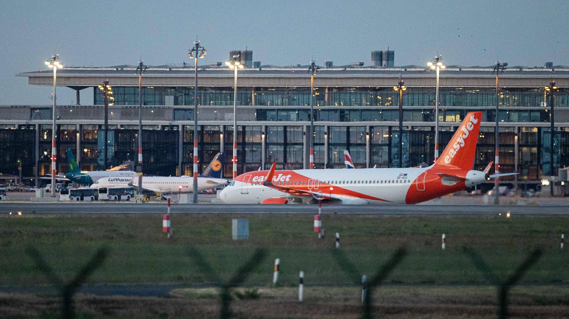 Ein Flugzeug von Easyjet am BER (Archiv): Die Fluggesellschaft will künftig weniger Flieger am Hauptstadtflughafen stationieren.