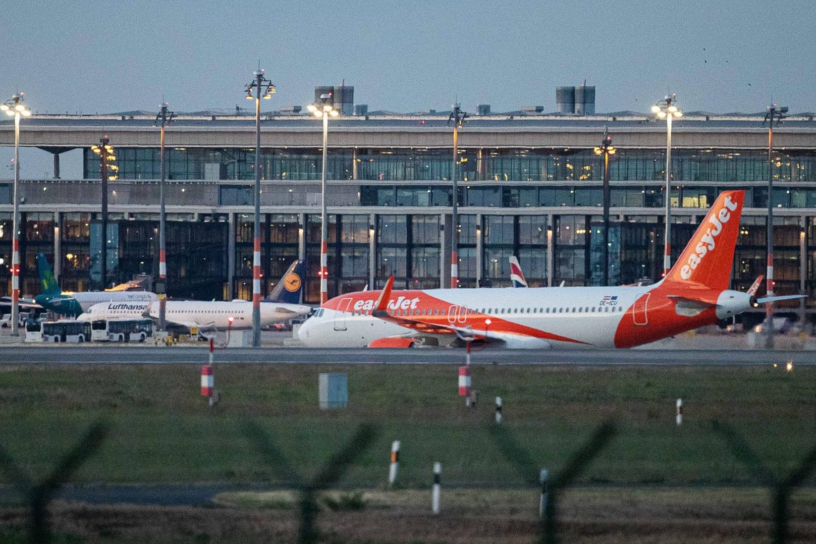 Ein Flugzeug von Easyjet am BER (Archiv): Die Fluggesellschaft will künftig weniger Flieger am Hauptstadtflughafen stationieren.