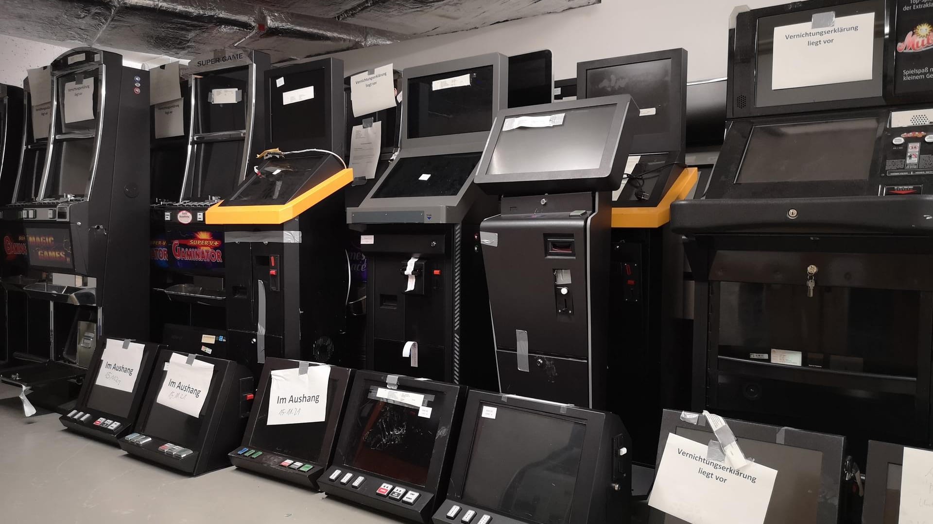 Blick auf die beschlagnahmten Spielautomaten: 2021 hatte die Operative Ermittlungseinheit 499 Gewerbebetriebe kontrolliert. Blick auf die beschlagnahmten Spielautomaten: 2021 hatte die Operative Ermittlungseinheit 499 Gewerbebetriebe kontrolliert.