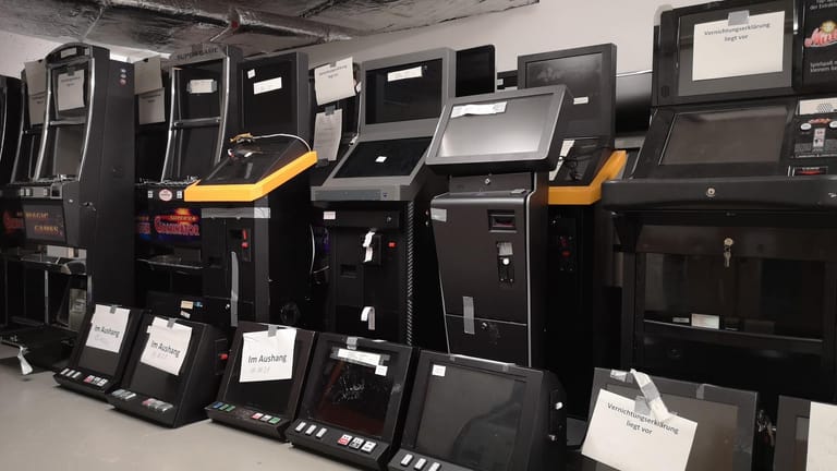 Blick auf die beschlagnahmten Spielautomaten: 2021 hatte die Operative Ermittlungseinheit 499 Gewerbebetriebe kontrolliert.