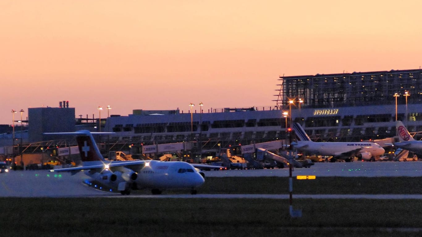 Der Stuttgarter Flughafen in der Abenddämmerung (Archvibild).
