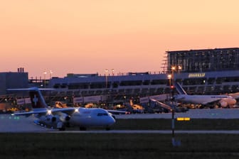 Der Stuttgarter Flughafen in der Abenddämmerung (Archvibild).