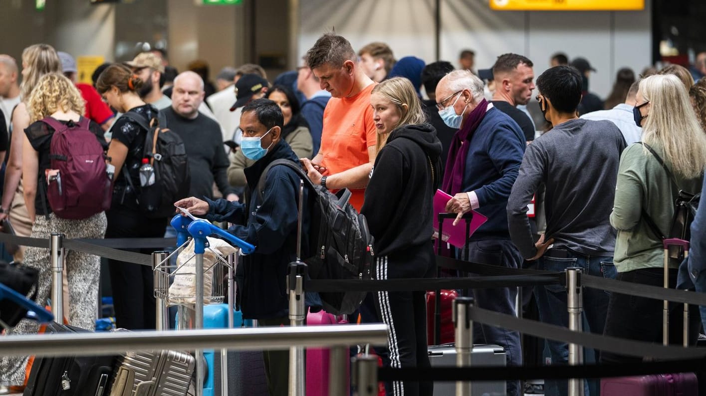 Schiphol am Donnerstag: Passagiere müssen teil stundenlang auf das Einchecken vor dem Flug oder auf ihr Gepäck nach dem Flug warten.