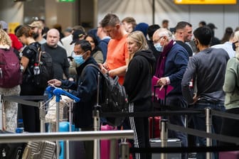 Schiphol am Donnerstag: Passagiere müssen teil stundenlang auf das Einchecken vor dem Flug oder auf ihr Gepäck nach dem Flug warten.