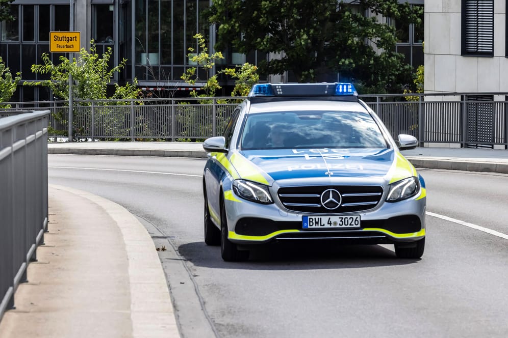 Ein Streifenwagen fährt durch Stuttgart (Symbolfoto): Nachdem eine Frau eine Jugendliche in Besigheim attackierte, ermittelt die Polizei wegen Körperverletzung.