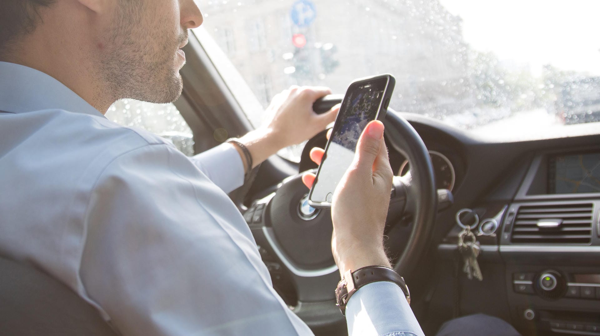 Urteil: Nach Unfällen mit dem Handy am Steuer ist auch mit Haftstrafen zu rechnen.