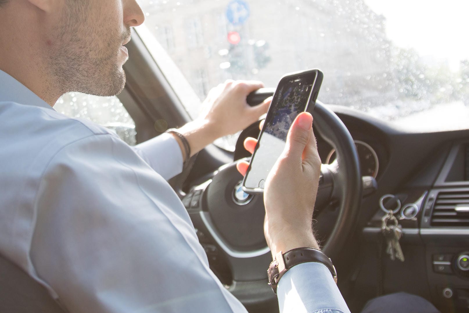 Urteil: Nach Unfällen mit dem Handy am Steuer ist auch mit Haftstrafen zu rechnen.