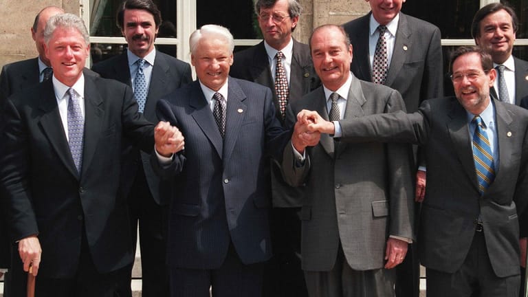Moment der Euphorie: US-Präsident Bill Clinton, der russische Staatschef Boris Jelzin und Frankreichs Präsident Jacques Chirac (v.li.n.re.) nach der Unterzeichnung der Nato-Russland-Grundakte am 27. Mai 1997 in Paris.