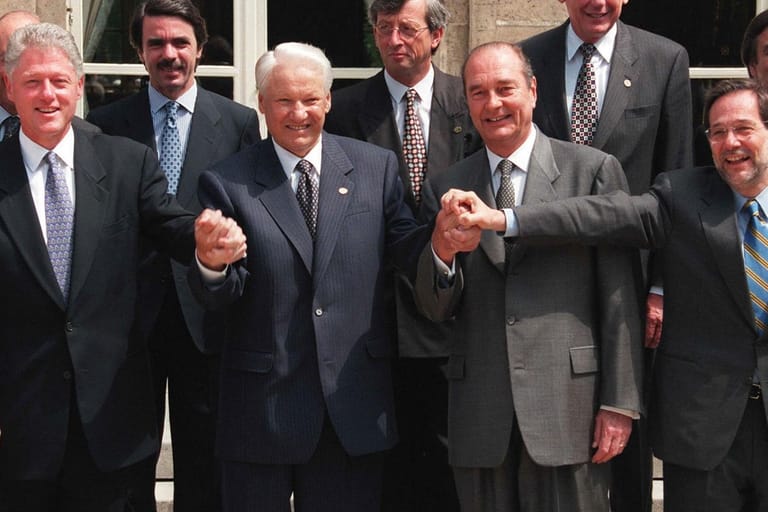 Moment der Euphorie: US-Präsident Bill Clinton, der russische Staatschef Boris Jelzin und Frankreichs Präsident Jacques Chirac (v.li.n.re.) nach der Unterzeichnung der Nato-Russland-Grundakte am 27. Mai 1997 in Paris.