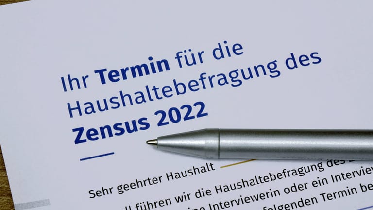 Ein Zettel des "Zensus 2022" (Symbolfoto): Zum Start der Datenerhebung ging einiges schief.