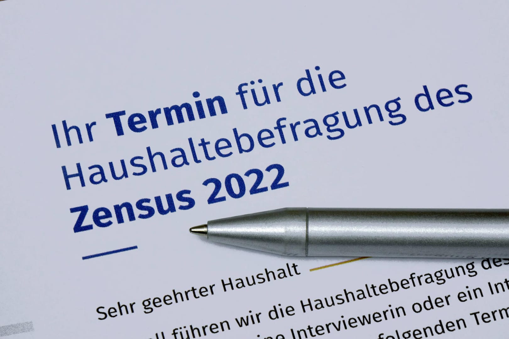 Ein Zettel des "Zensus 2022" (Symbolfoto): Zum Start der Datenerhebung ging einiges schief.