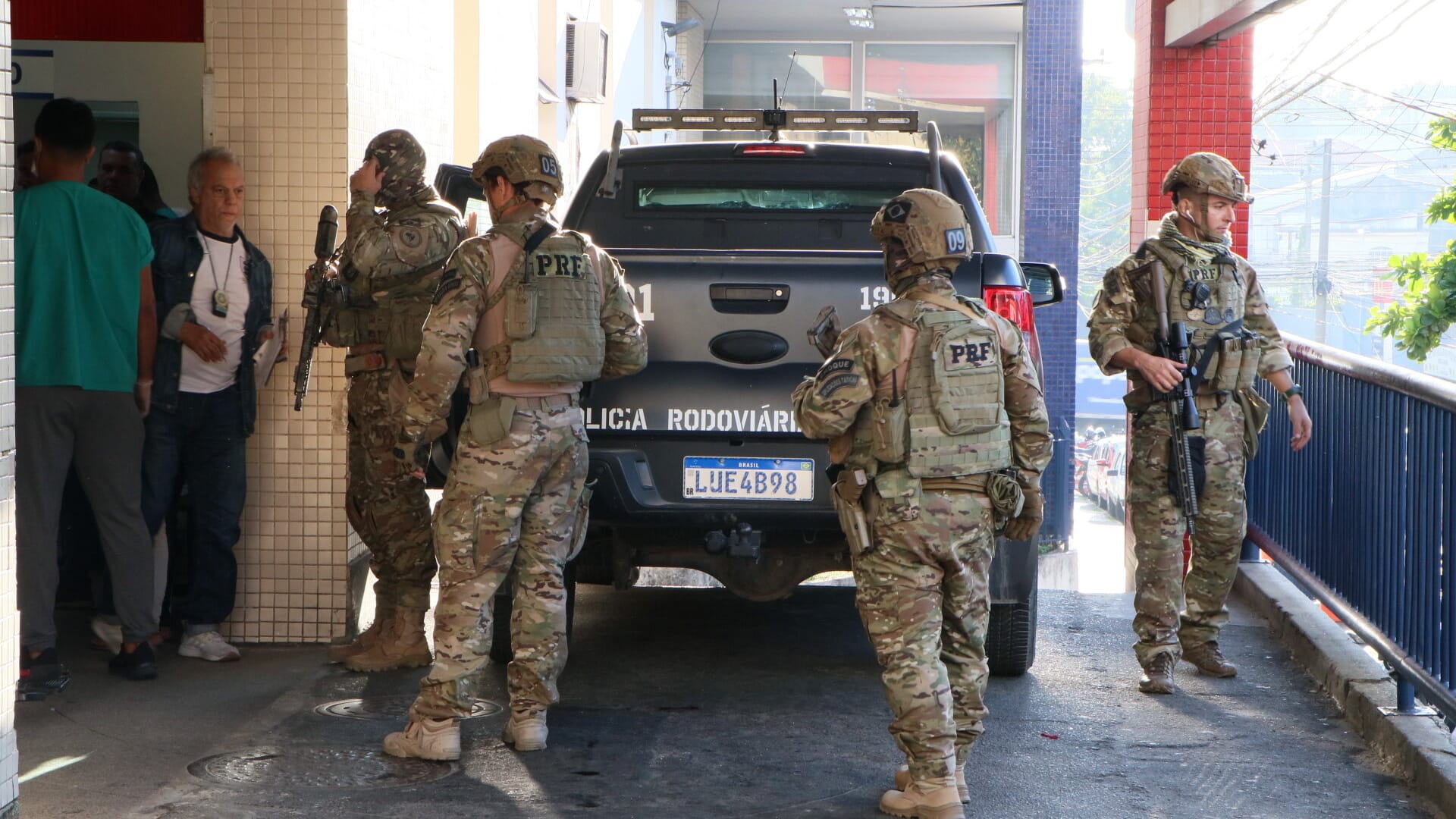 Polizisten bei einem Einsatz in Rio De Janeiro: Sie sollen mehrere Menschen bei einer Razzia getötet haben. Polizisten bei einem Einsatz in Rio De Janeiro: Sie sollen mehrere Menschen bei einer Razzia getötet haben.