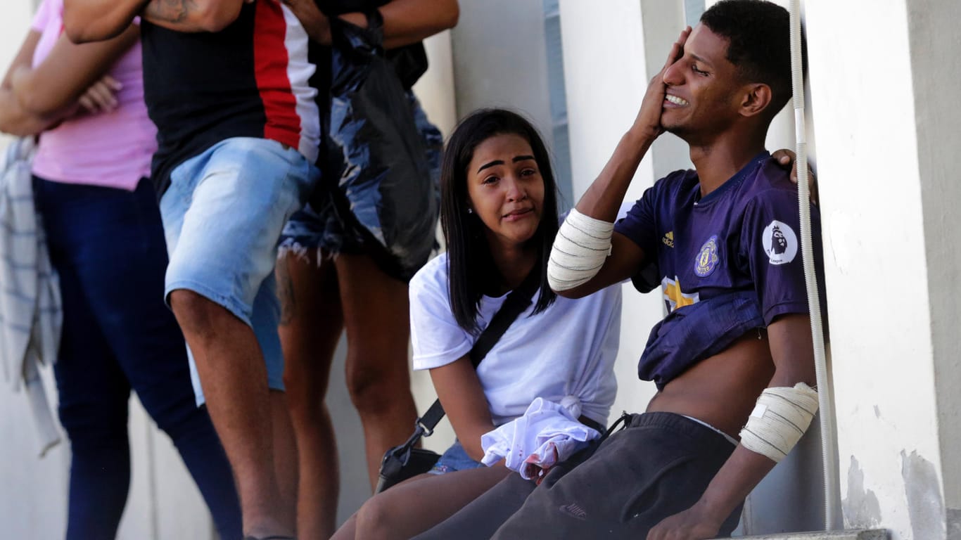Ein Verletzter weint, nachdem er bei einem Polizei-Einsatz in der Favela Vila Cruzeiro im Krankenhaus behandelt wurde: Immer wieder kommt es in den Favelas zu brutalen Polizeieinsätzen.