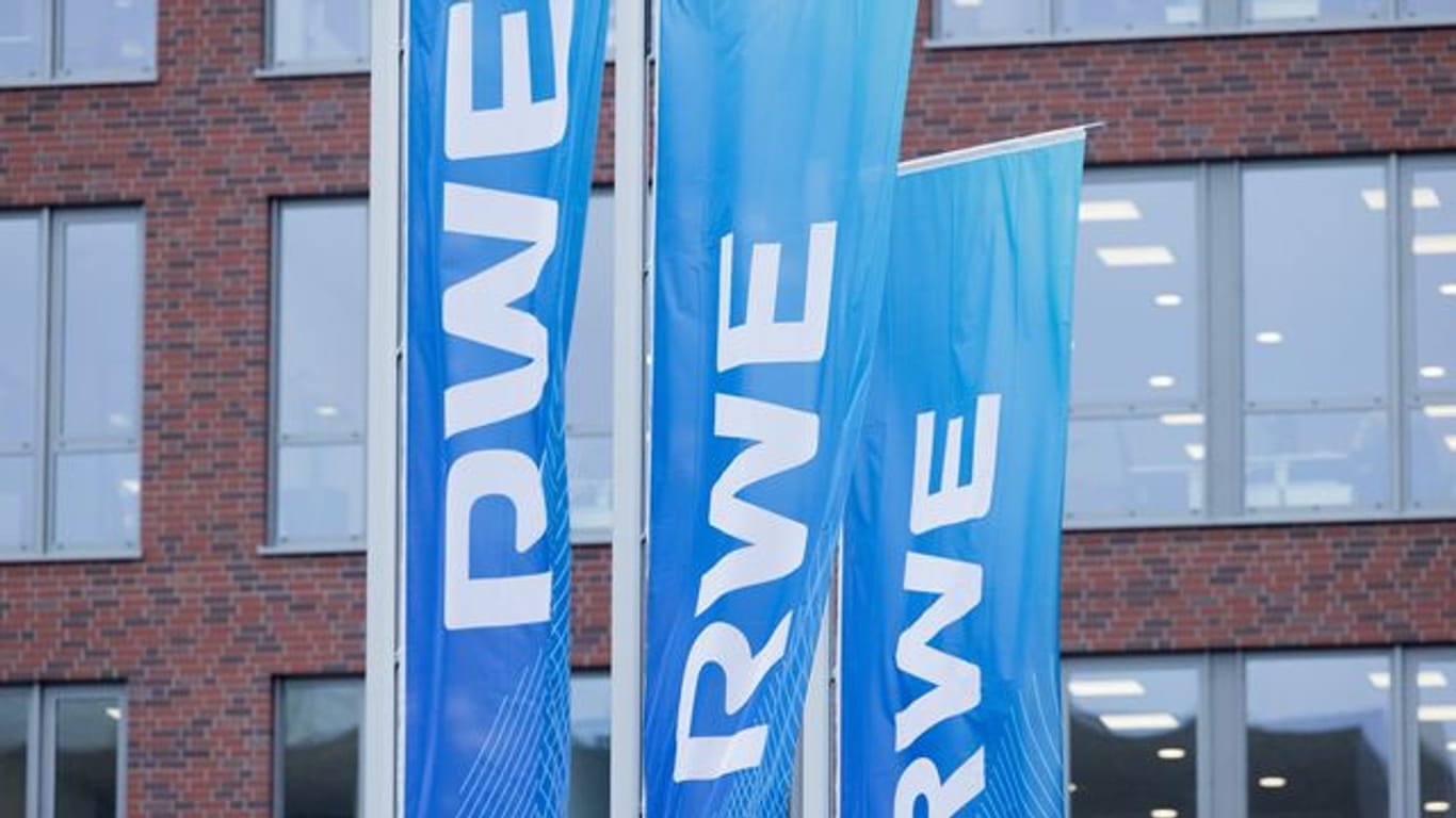 Flaggen wehen vor der Konzernzentrale vom Energiekonzern RWE.