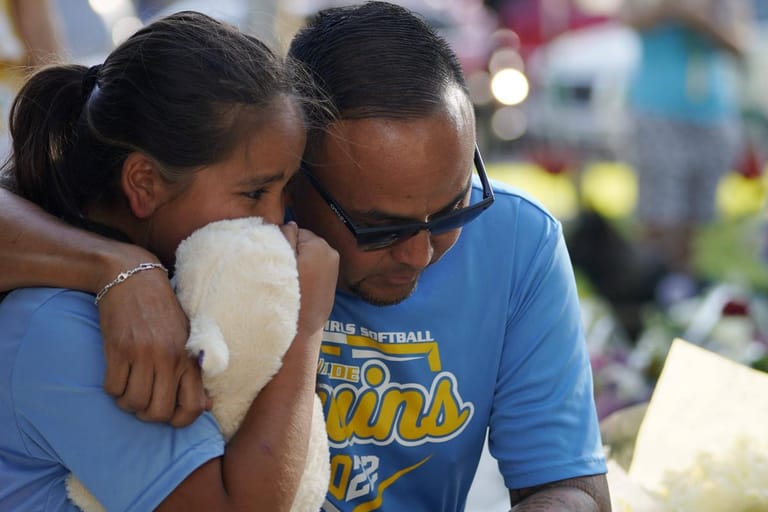 Ein Kind und ein Mann trauern: Bei einem Amoklauf in Texas sind 21 Personen getötet worden.