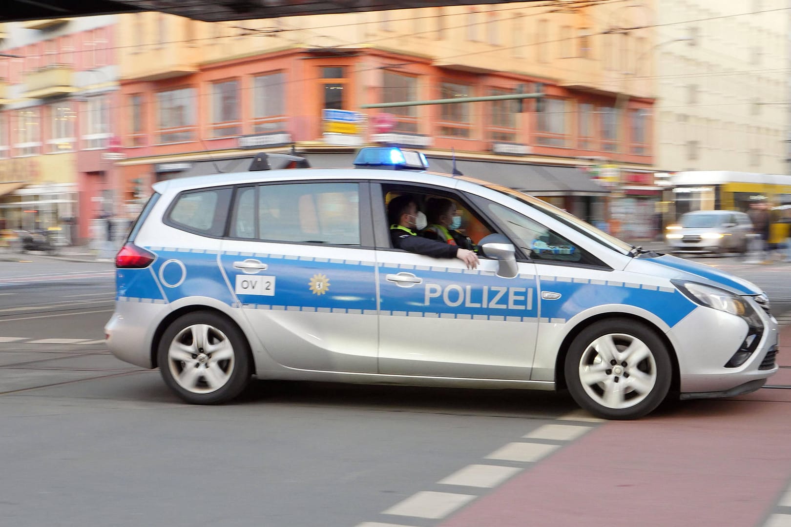 Ein Einsatzwagen der Polizei Berlin (Symbolbild): Die Ermittlungen wurden aufgenommen.