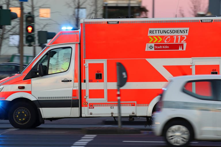 Krankenwagen in Köln (Symbolbild): Ein Radfahrer wurde lebensgefährlich verletzt.