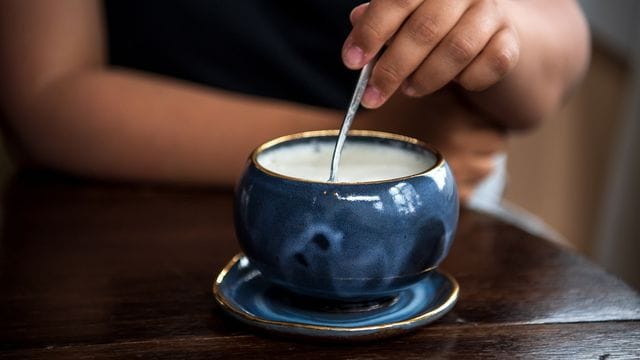 Hilft warme Milch beim Einschlafen? Forscher haben dies in einer Studie untersucht.