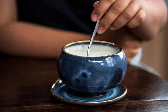 Hilft warme Milch beim Einschlafen? Forscher haben dies in einer Studie untersucht.