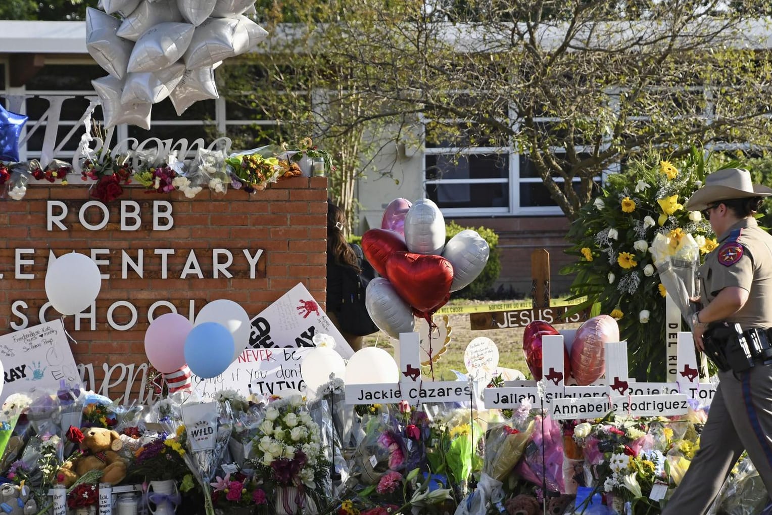 Blumen und Luftballons vor der Robb Elementary School in Uvalde: Der Schütze tötete hier 19 Kinder und zwei Lehrerinnen.