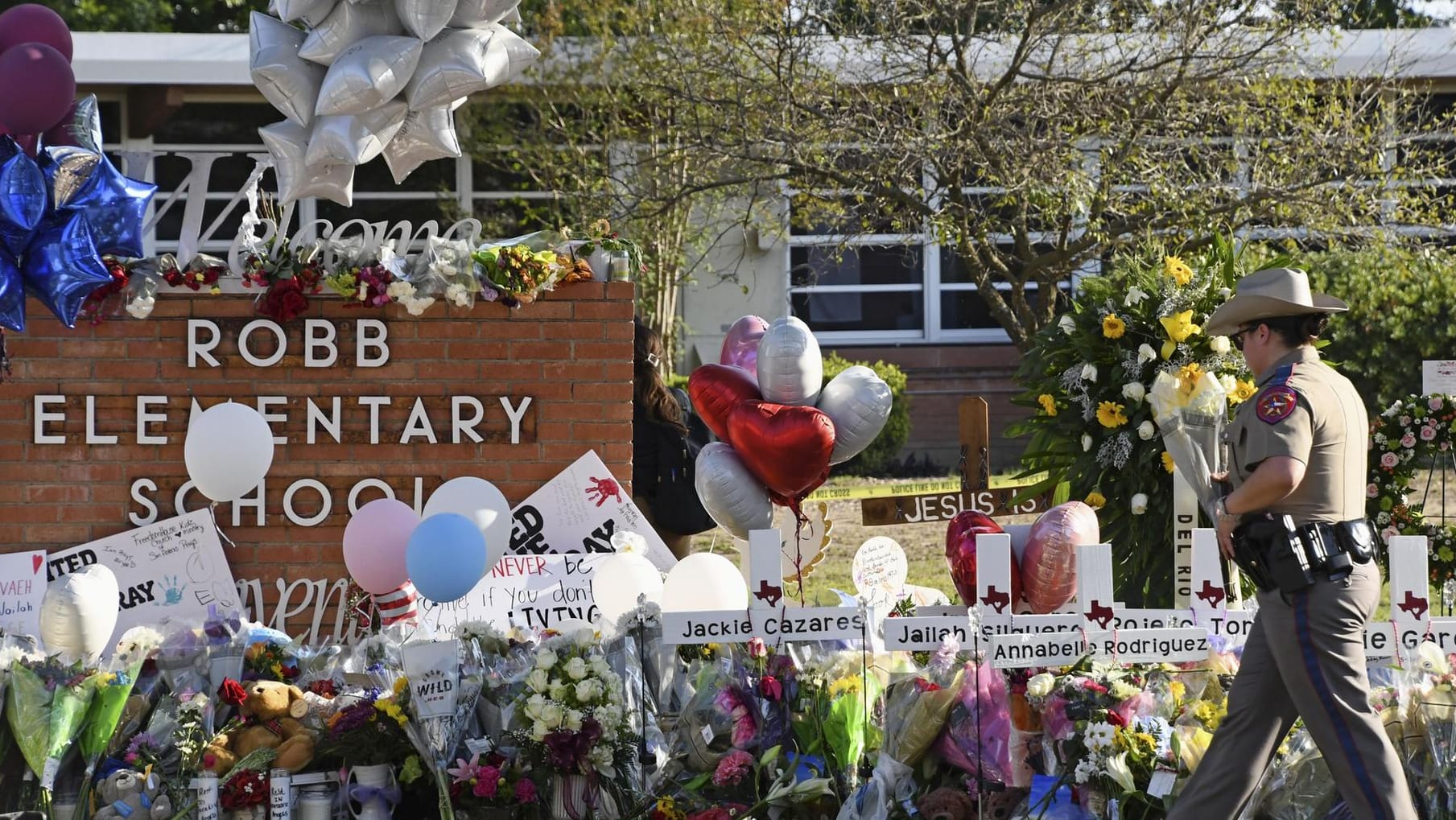 Blumen und Luftballons vor der Robb Elementary School in Uvalde: Der Schütze tötete hier 19 Kinder und zwei Lehrerinnen.