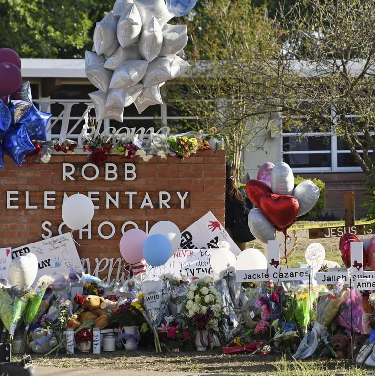 Blumen und Luftballons vor der Robb Elementary School in Uvalde: Der Schütze tötete hier 19 Kinder und zwei Lehrerinnen.