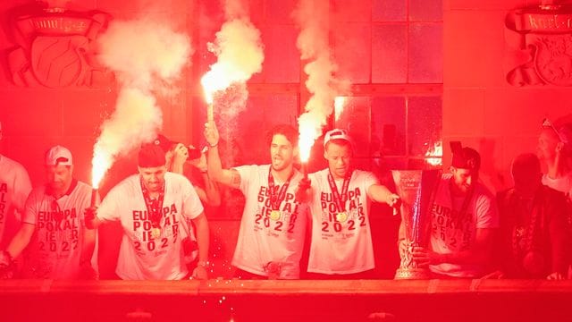 Feier mit Fackeln: Die Eintracht-Profis feierten den Europa-League-Sieg euphorisch. Feier mit Fackeln: Die Eintracht-Profis feierten den Europa-League-Sieg euphorisch.