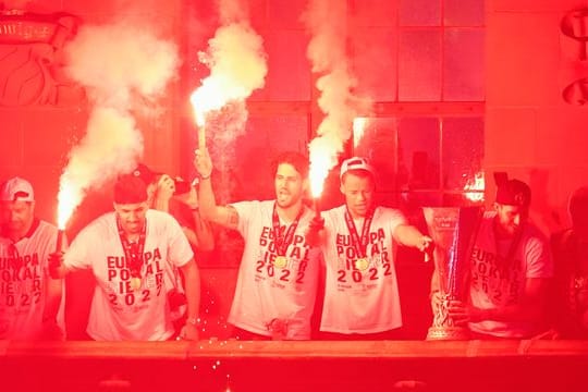 Feier mit Fackeln: Die Eintracht-Profis feierten den Europa-League-Sieg euphorisch.