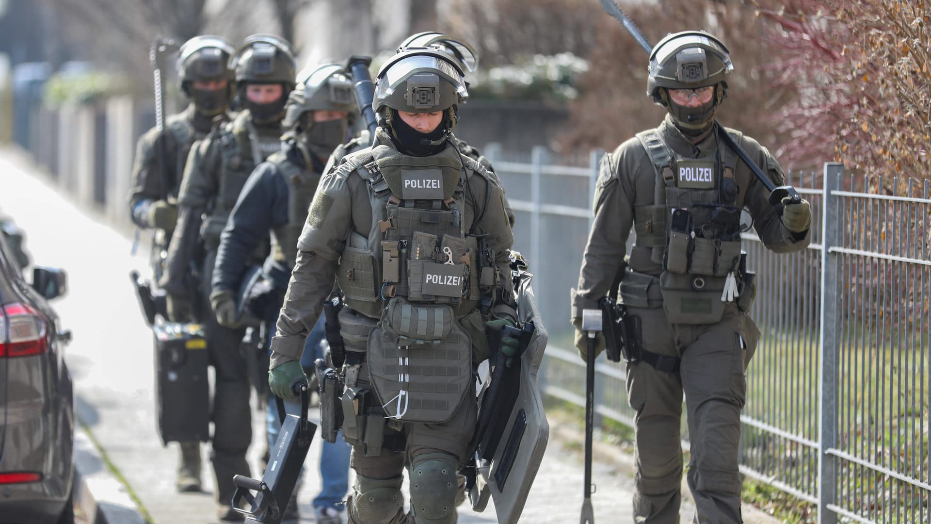 SEK-Beamte im Einsatz (Symbolbild): Die Polizei nahm drei Personen fest.