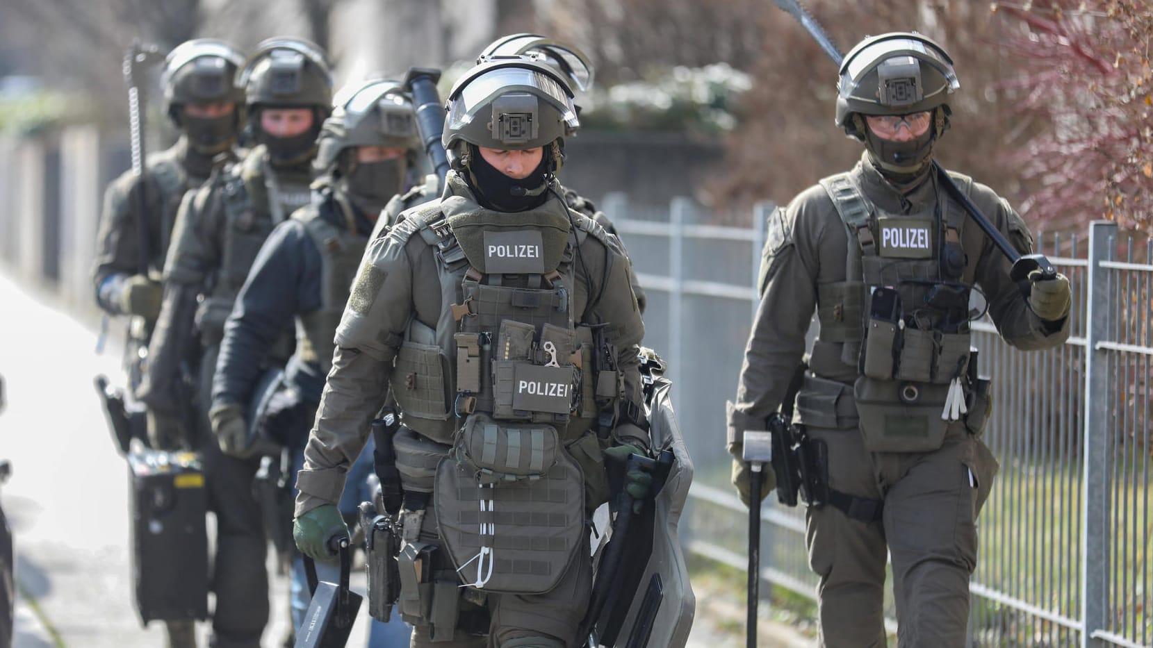 SEK-Beamte im Einsatz (Symbolbild): Die Polizei nahm drei Personen fest. SEK-Beamte im Einsatz (Symbolbild): Die Polizei nahm drei Personen fest.