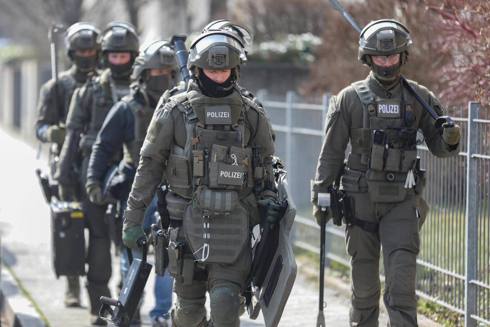 SEK-Beamte im Einsatz (Symbolbild): Die Polizei nahm drei Personen fest.