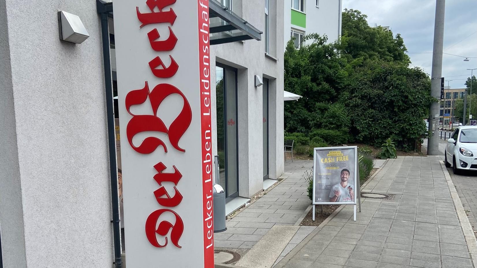 Ein Schild vor dem Eingang der "Der Beck"-Filiale in Nürnberg weist auf die "bargeldlose Bäckerei" hin.