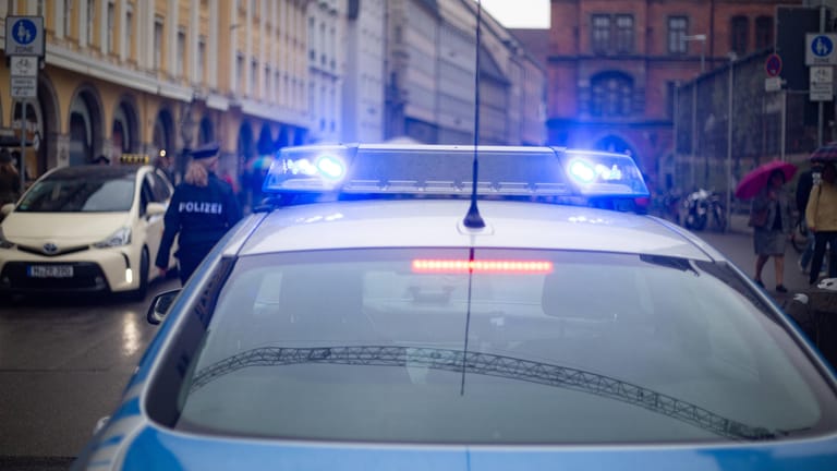 Polizeiwagen mit Blaulicht im Einsatz (Symbolfoto): Der Angeklagte bestreitet die Tat.