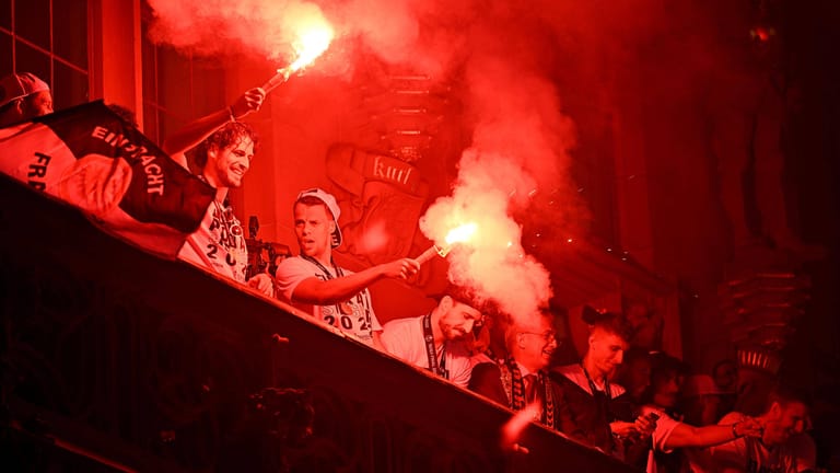 Siegesfeier nach Europa-League-Finale am Römerberg (Archivbild): Goncalo Paciencia (links), Timothy Chandler (Mitte) und Aymen Barkok brannten auf dem Balkon rote Fackeln ab.
