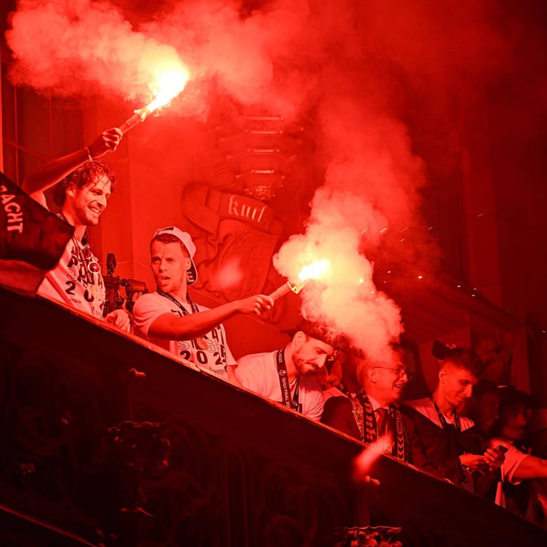 Siegesfeier nach Europa-League-Finale am Römerberg (Archivbild): Goncalo Paciencia (links), Timothy Chandler (Mitte) und Aymen Barkok brannten auf dem Balkon rote Fackeln ab.