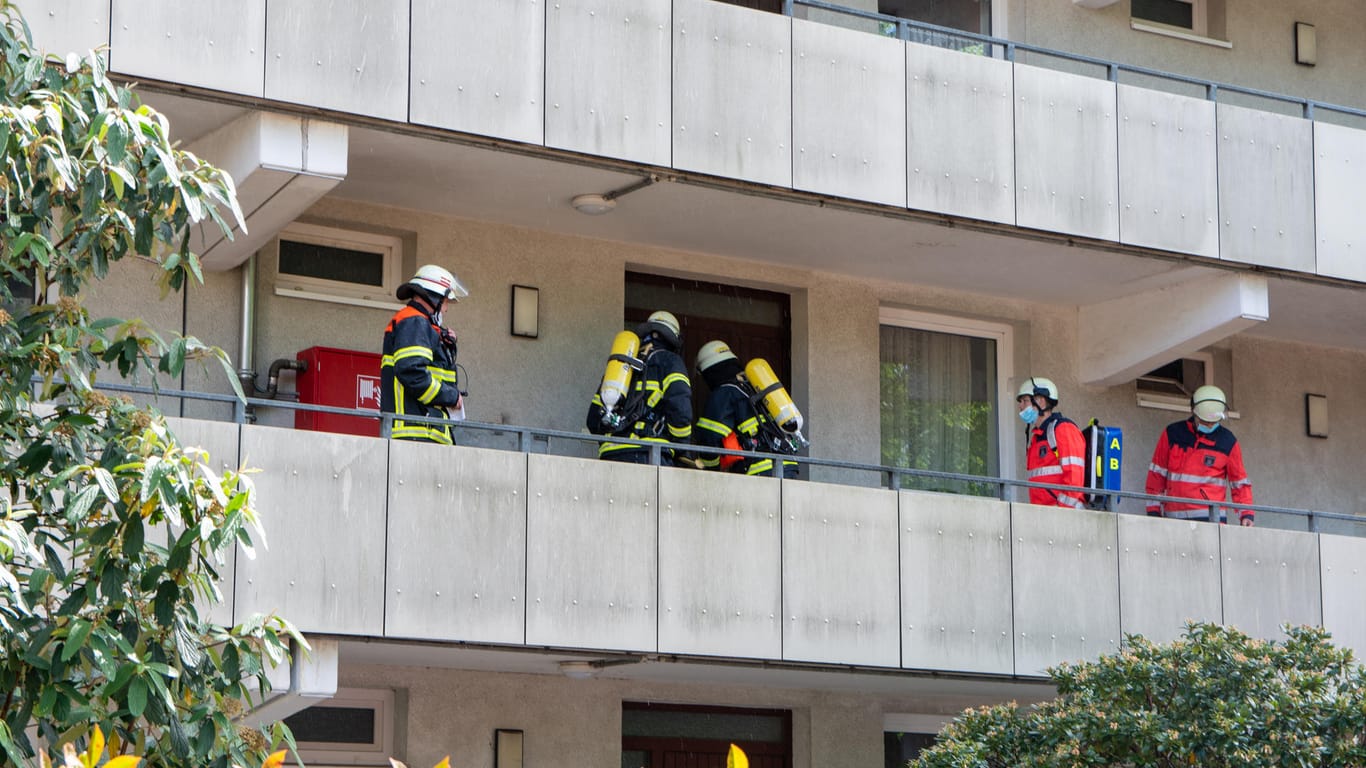 Einsatzkräfte vor der Wohnung: Sie waren über einen Heimwarnmelder alarmiert worden.